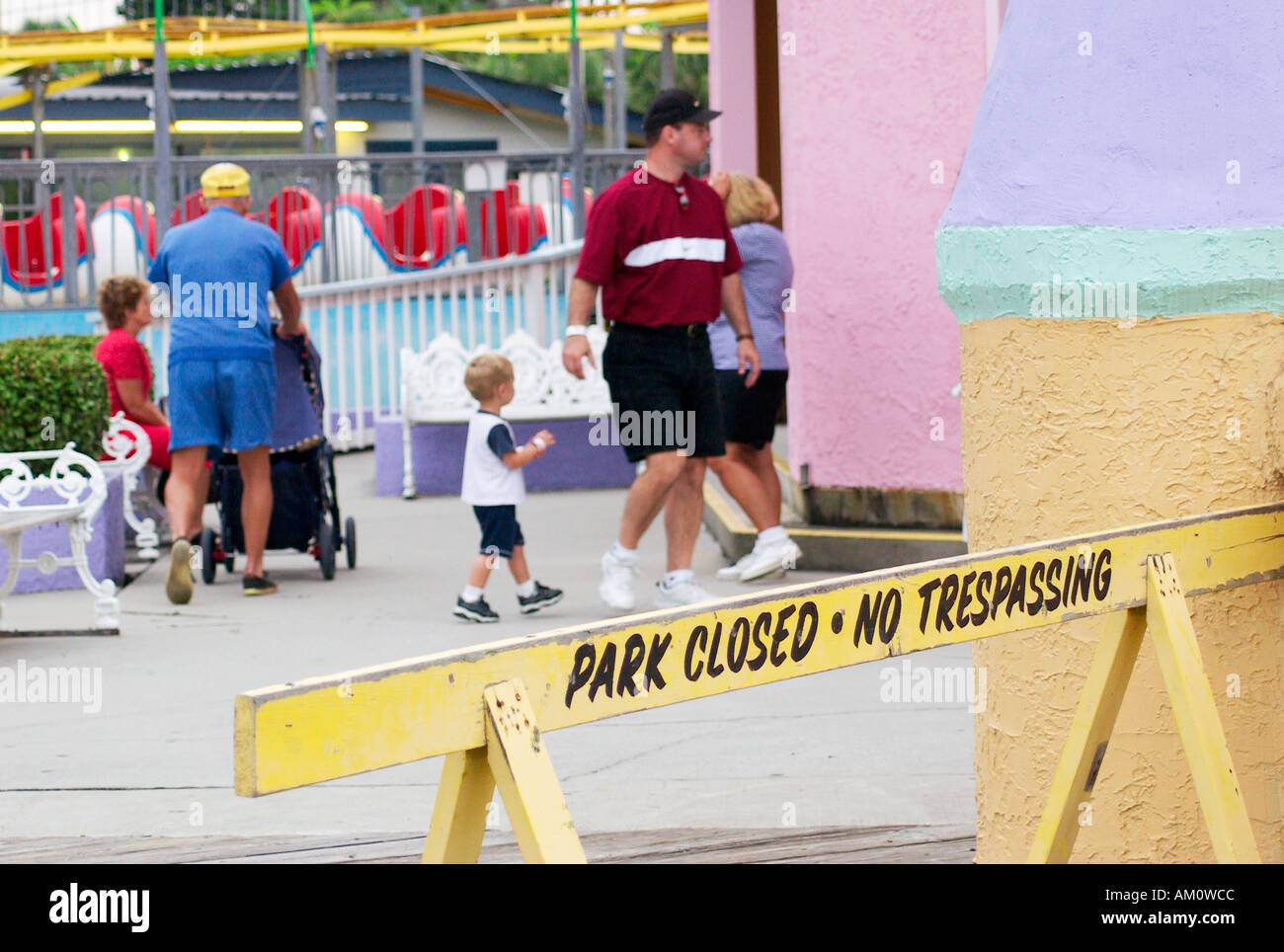 Persone che camminano al parco divertimenti Family Kingdom, Myrtle Beach, South Carolina. STATI UNITI Foto Stock