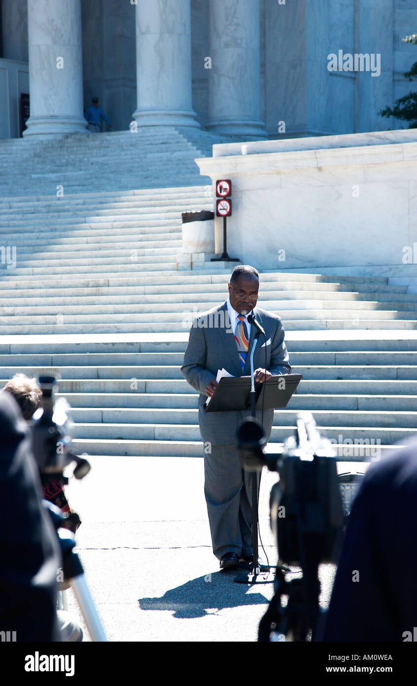 Il pastore Charles G. Adams trasmette un messaggio stimolante al Jefferson Memorial, Washington D.C., USA. Foto Stock