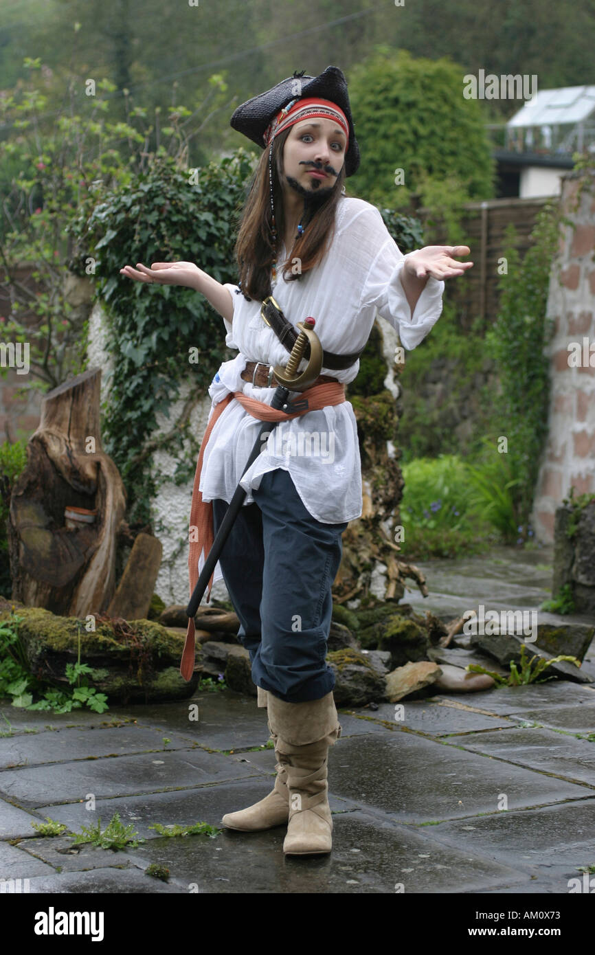 15 enne ragazza vestita come un pirata Fancy Dress Costume Galles lo stile  di vita Foto stock - Alamy
