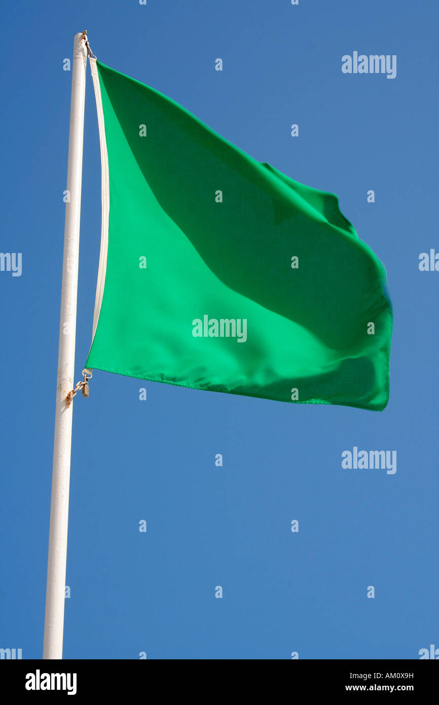 Bandiera verde alla spiaggia balneare, balneazione consentita Foto Stock