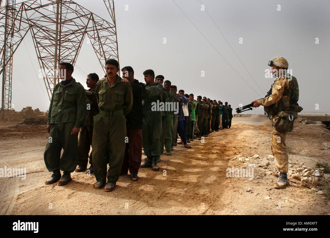 Prigionieri iracheni di guerra catturato sulla Al Faw penisular da Royal Marine Commando la mattina dell'invasione. Foto Stock