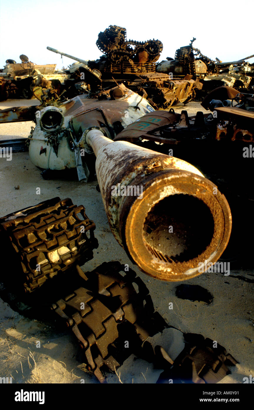 Distrutto serbatoi in Iraq dalla guerra del Golfo 1 che giacciono nel deserto del Kuwait accesso vietato a causa dell' uso dell' uranio impoverito. Foto Stock