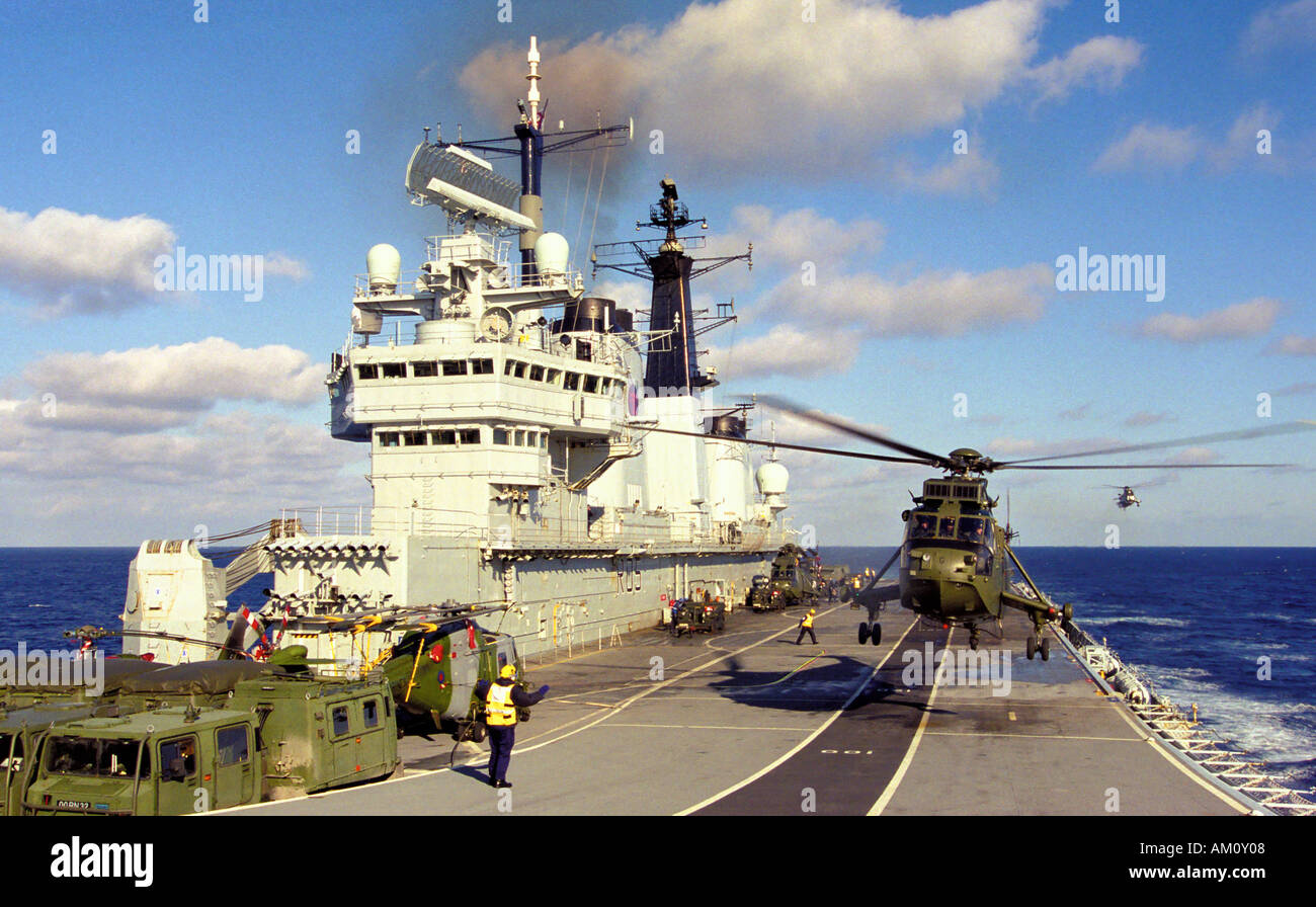La Royal Navy portaerei HMS invincibile nella LPH piattaforma di atterraggio elicottero ruolo di assalto Foto Stock