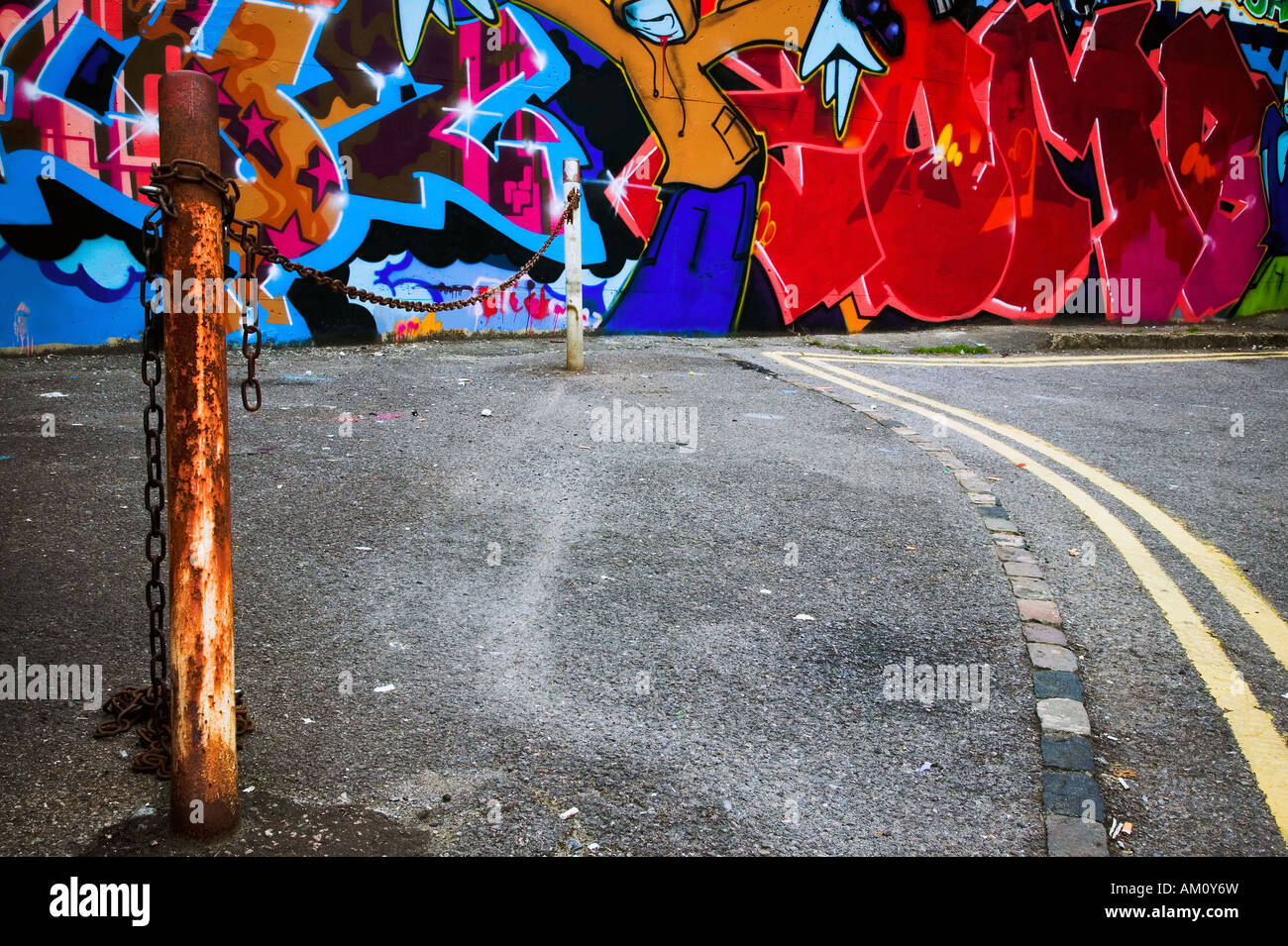 La città interna scena di urban graffiti verniciato a spruzzo su una parete Foto Stock