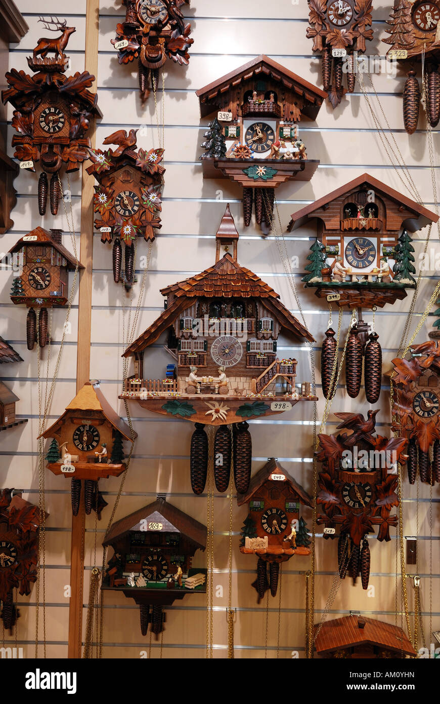 Tradizionali orologi a cucù in un negozio di articoli da regalo, Fuessen,  Baviera, Germania Foto stock - Alamy