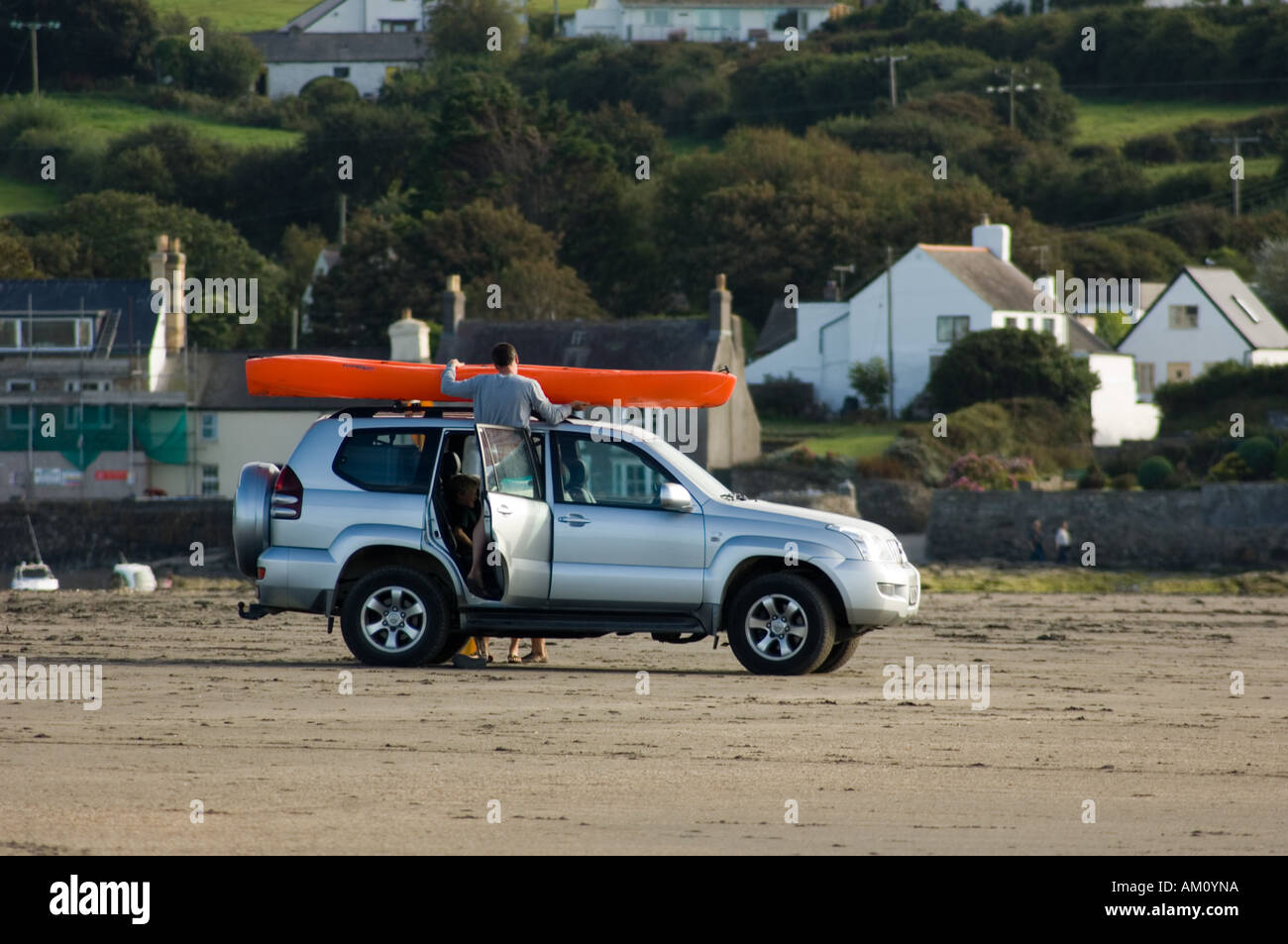 Un 4x4 auto sulla spiaggia sabbiosa di Newport Pembrokeshire national park west wales UK, serata estiva Foto Stock