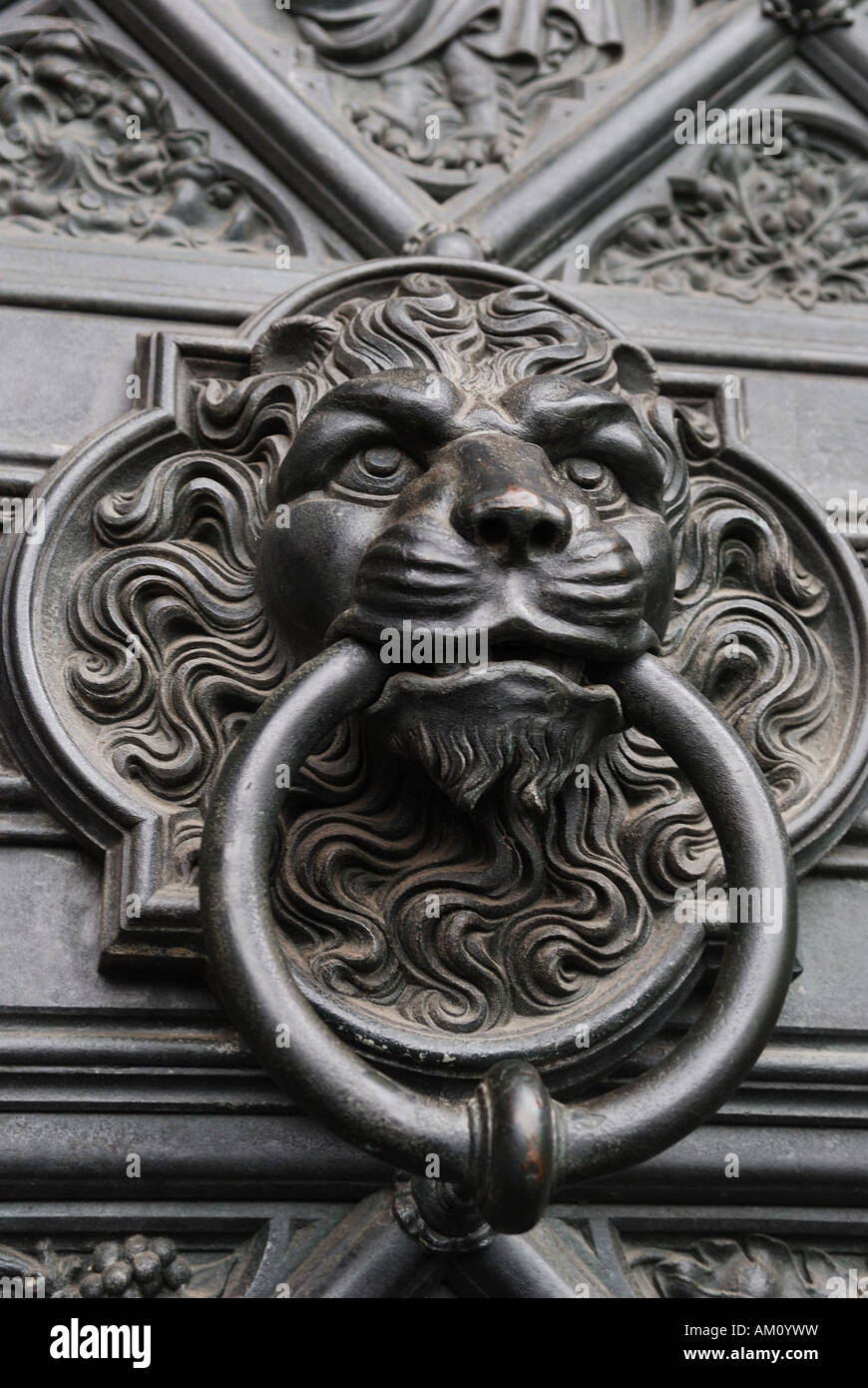 Ferro da stiro Lione ha avuto come respingente porta ad un portale laterale del duomo di Colonia, NRW, Germania Foto Stock