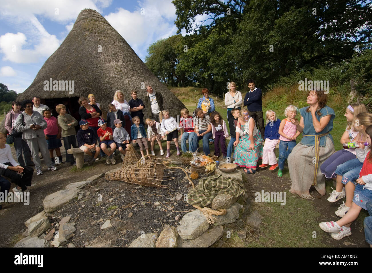 Castell Henllys ricostruito in età di ferro hill fort Pembrokeshire Wales UK Foto Stock