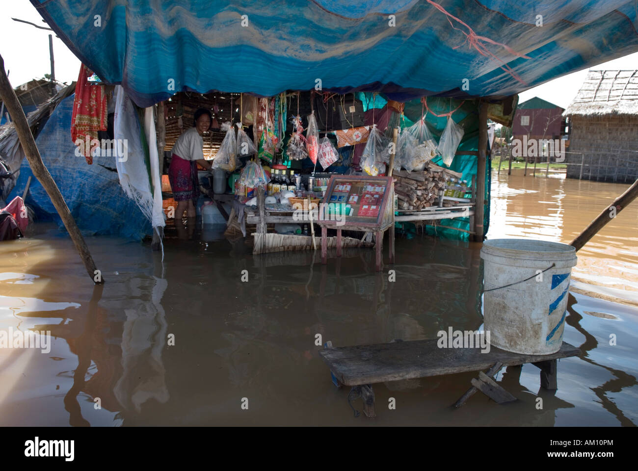 Inondati fruttivendolo, delle baraccopoli zona Andong, Phnom Penh Cambogia Foto Stock