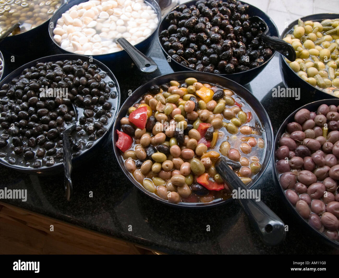 Olive importate e aglio in oli Ultracomida delicatessen Aberystwyth Ceredigion REGNO UNITO GALLES Foto Stock
