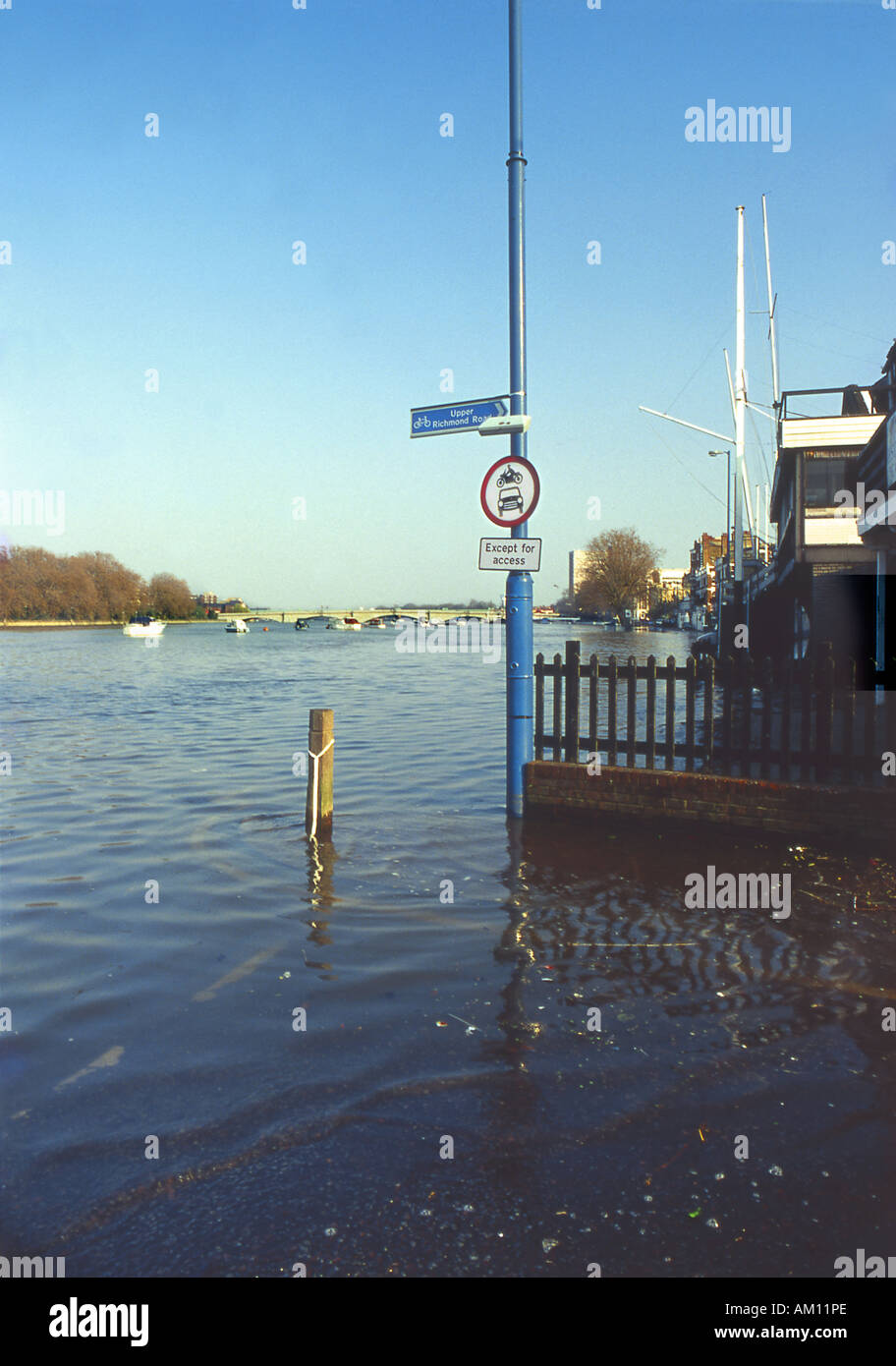 Inondazioni a Putney Embankment, fiume Thames, London, Regno Unito Foto Stock