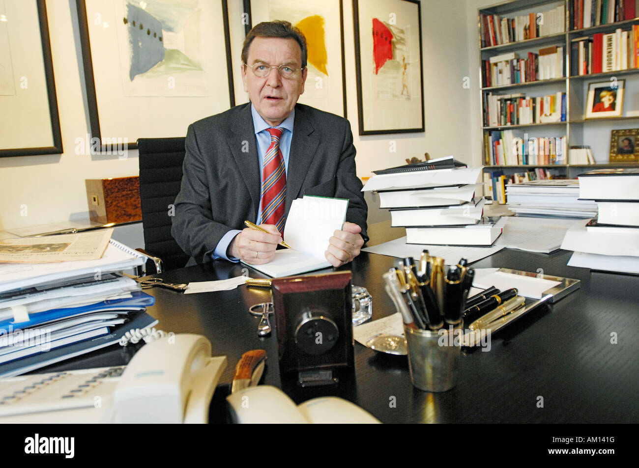 Alla sua scrivania in ufficio con il suo nuovo libro "Entscheidungen. Mein Leben in der Politik". Intervista nel suo ufficio di Berlino - Unter den Foto Stock