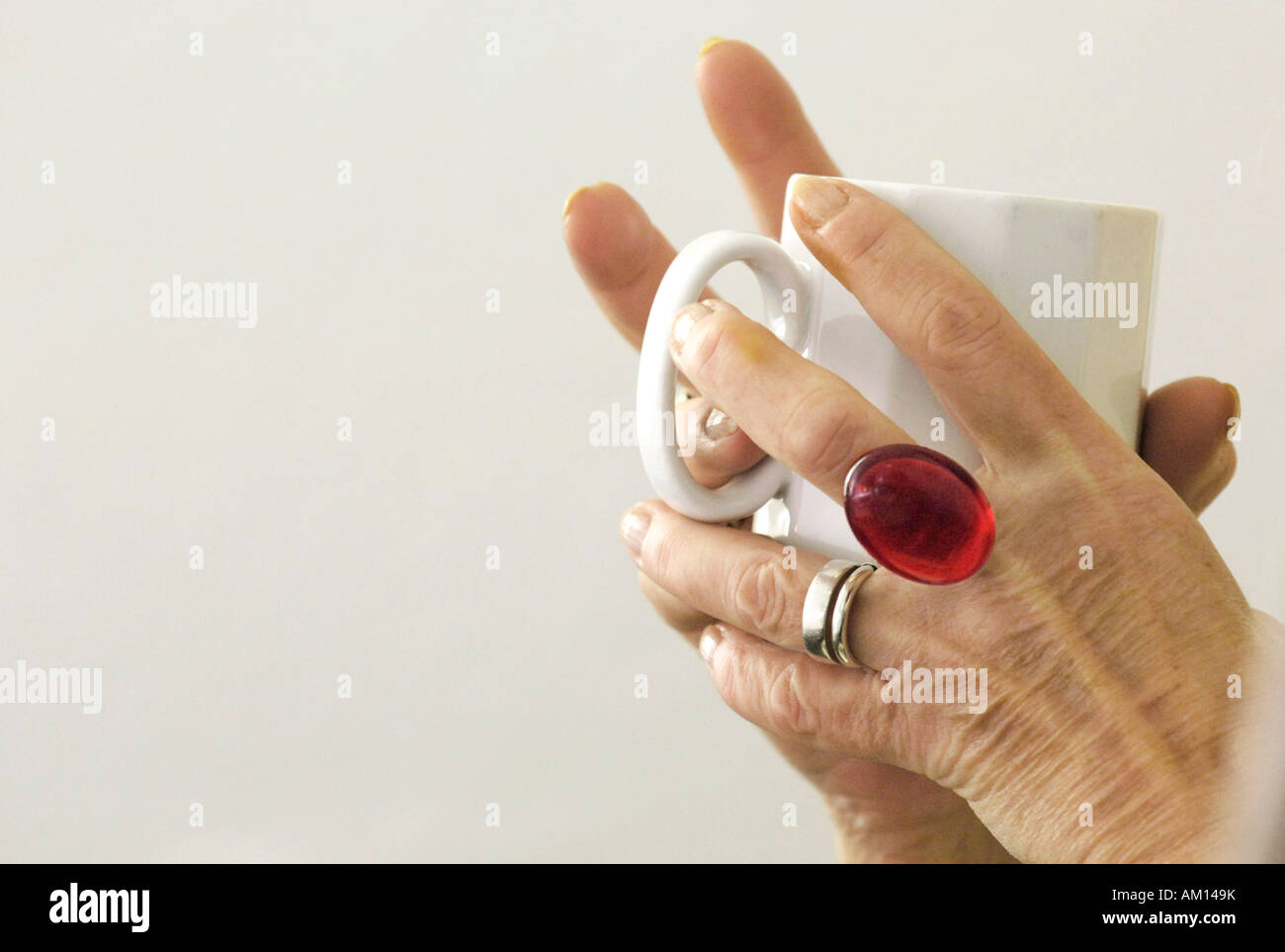 Womans mano con una tazza di caffè - anello , pausa. Foto Stock