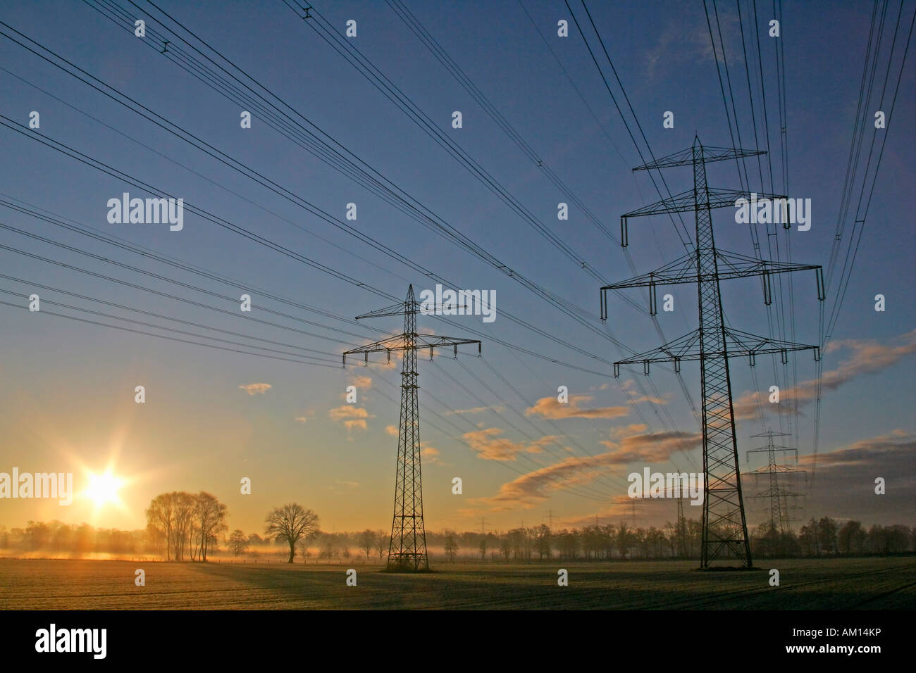 Poli di potenza alta tensione - Linee elettriche - sunrise in inverno mattina - Schleswig-Holstein, Germania, Europa Foto Stock