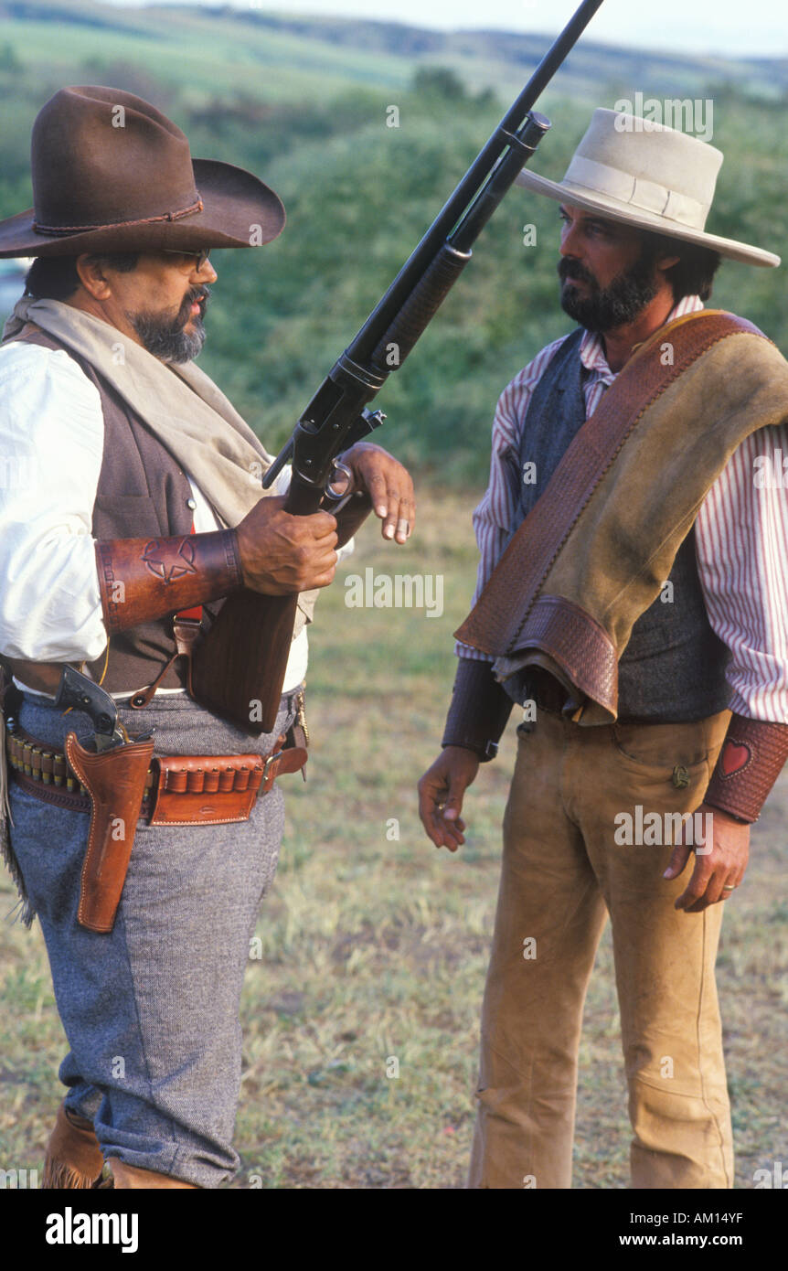 Due cowboy nel costume completo durante la rievocazione storica CA Foto Stock