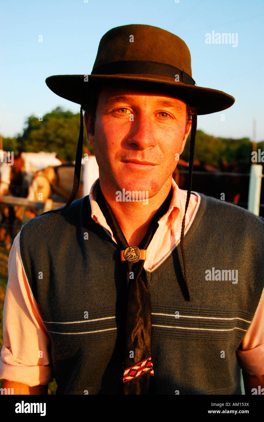 Gaucho con il tipico cappello e sciarpa, Diamante, Entre Rios provincia,  Argentina Foto stock - Alamy