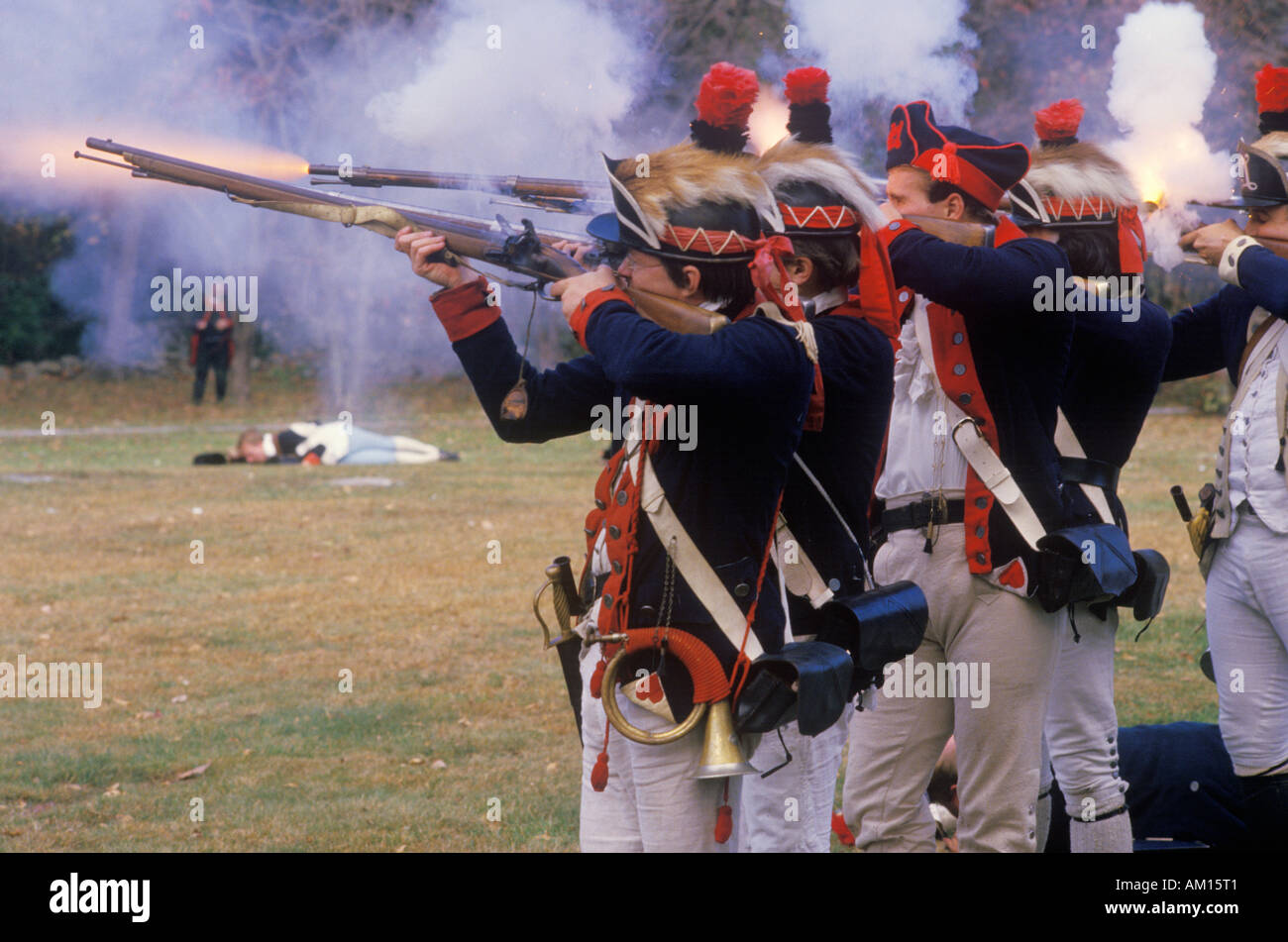 Uomini vestiti nel XVIII secolo americano costume militare fire moschetti durante una guerra rivoluzionaria battaglia rievocazione storica tenutasi a New Foto Stock