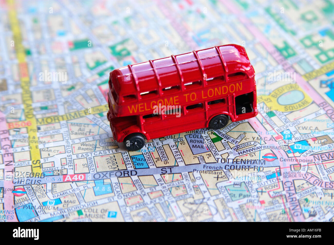 Bus rosso sulla mappa di Londra Inghilterra Regno Unito Regno Unito Regno Unito routemaster route master Foto Stock