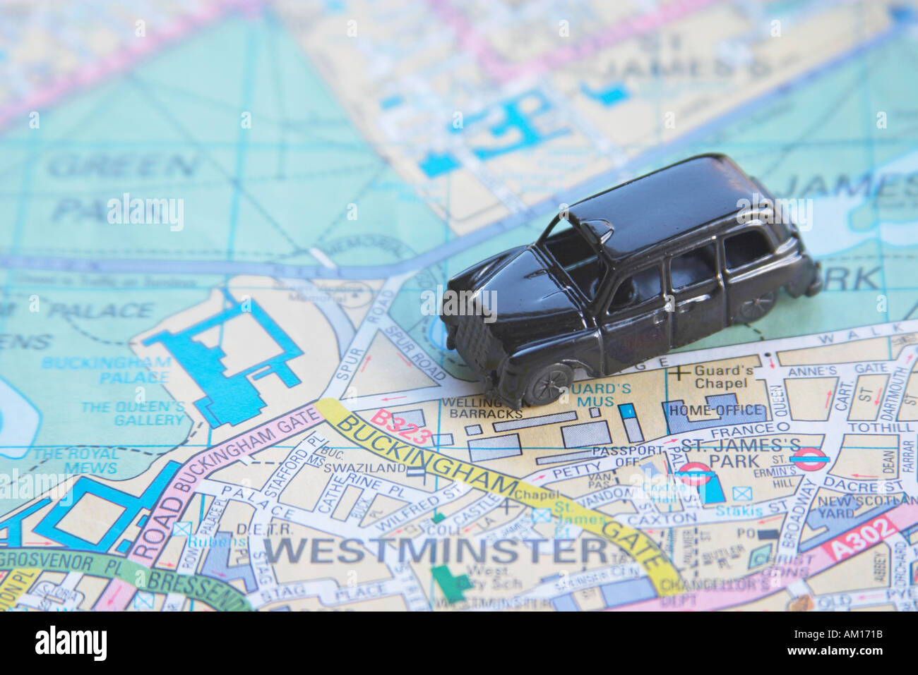 Black Cab taxi sulla mappa di Londra Inghilterra Regno Unito Regno Unito Regno Unito Foto Stock