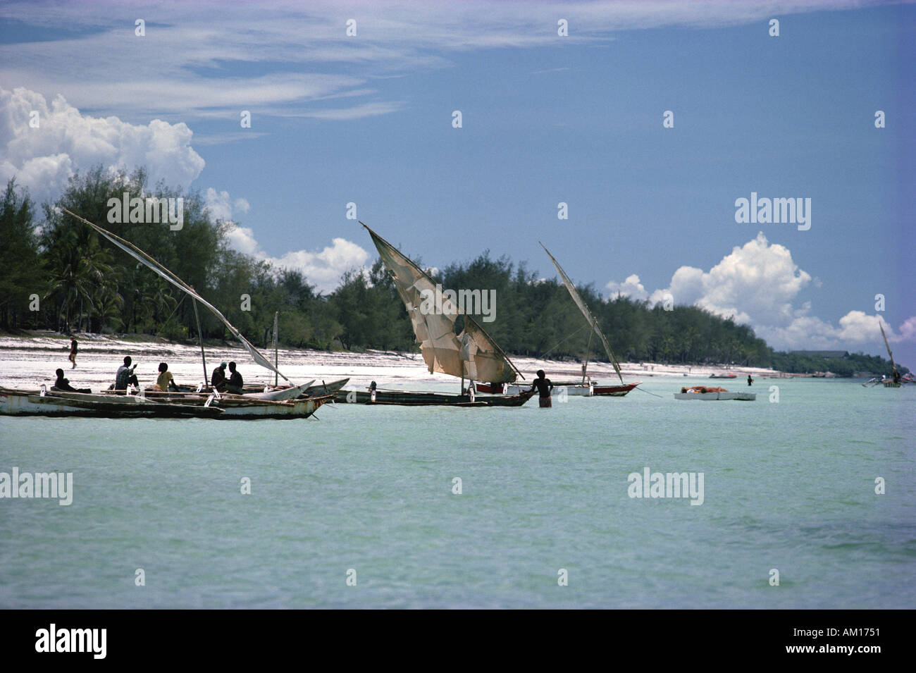 La spiaggia di Diani con barche a vela Kenya Foto Stock