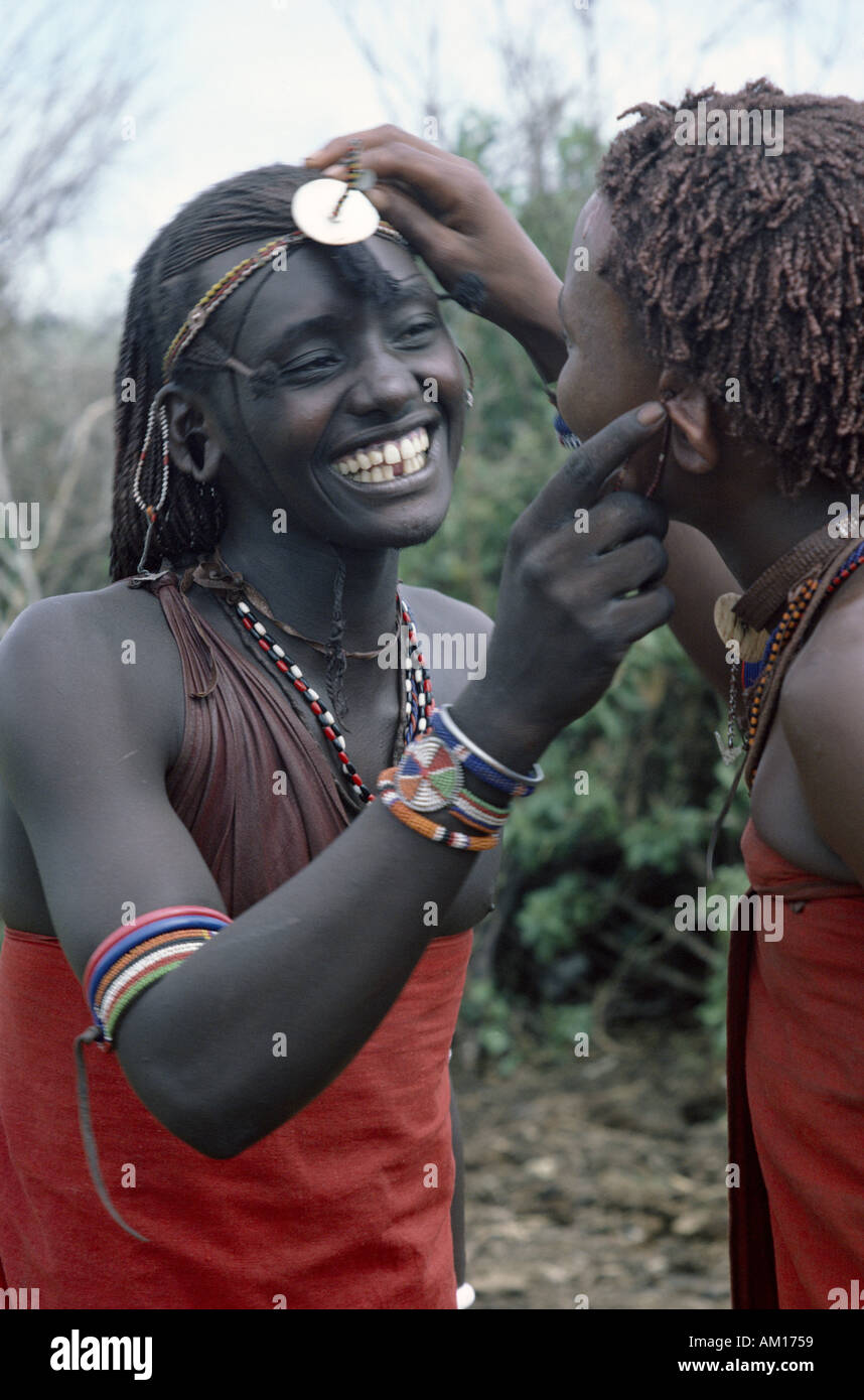 Due Giovani Guerrieri Maasai Foto Stock