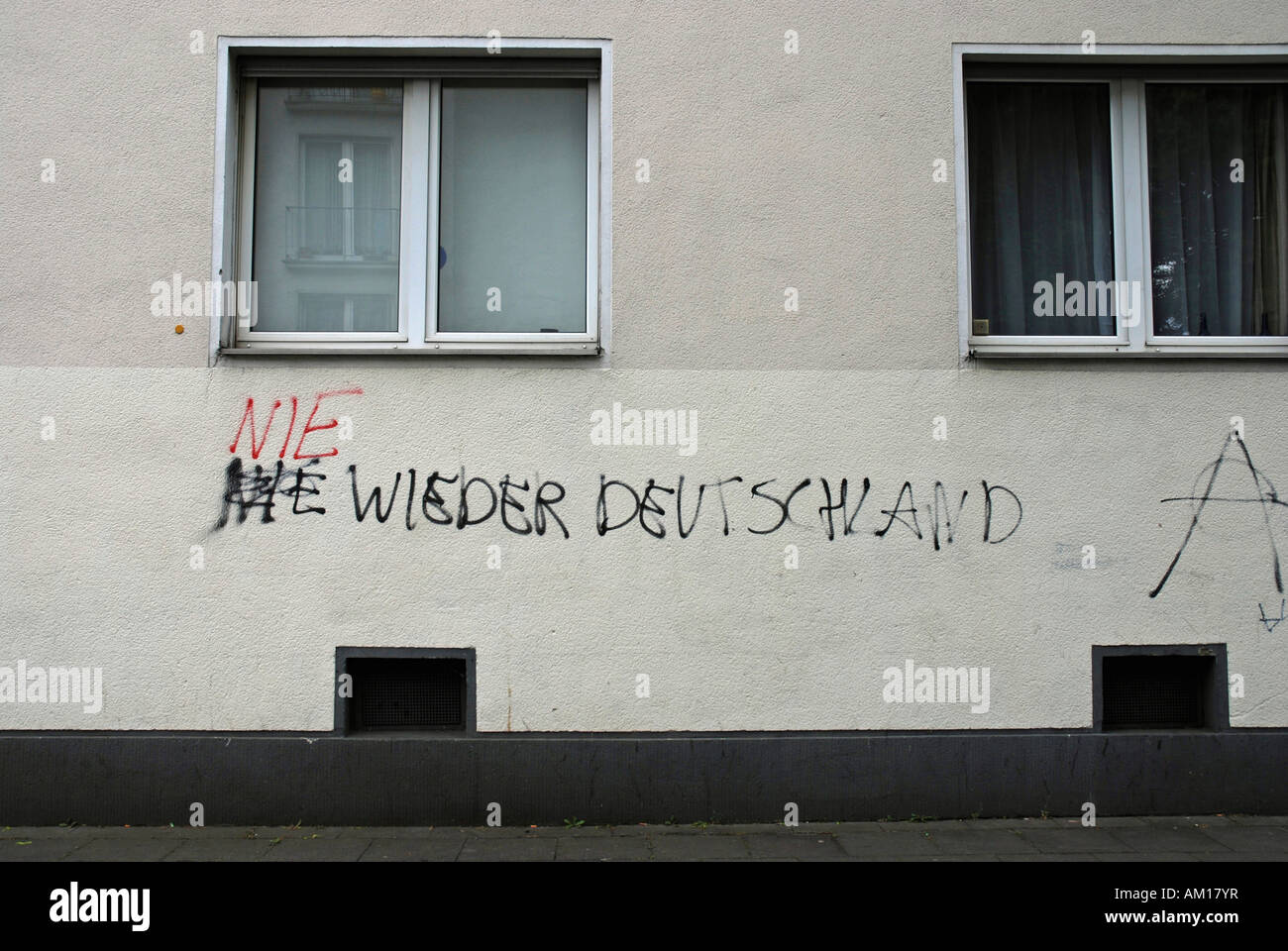 Muro di casa con la scrittura "Nie Wieder Deutschland ", Cologne-Muehlheim, Germania Foto Stock