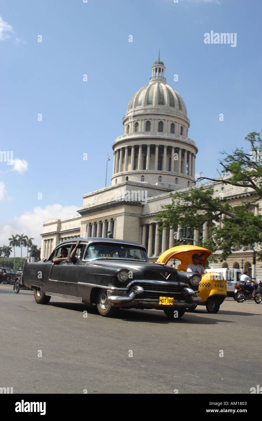 Vintage Car guida passato capitale Havana Cuba Foto Stock