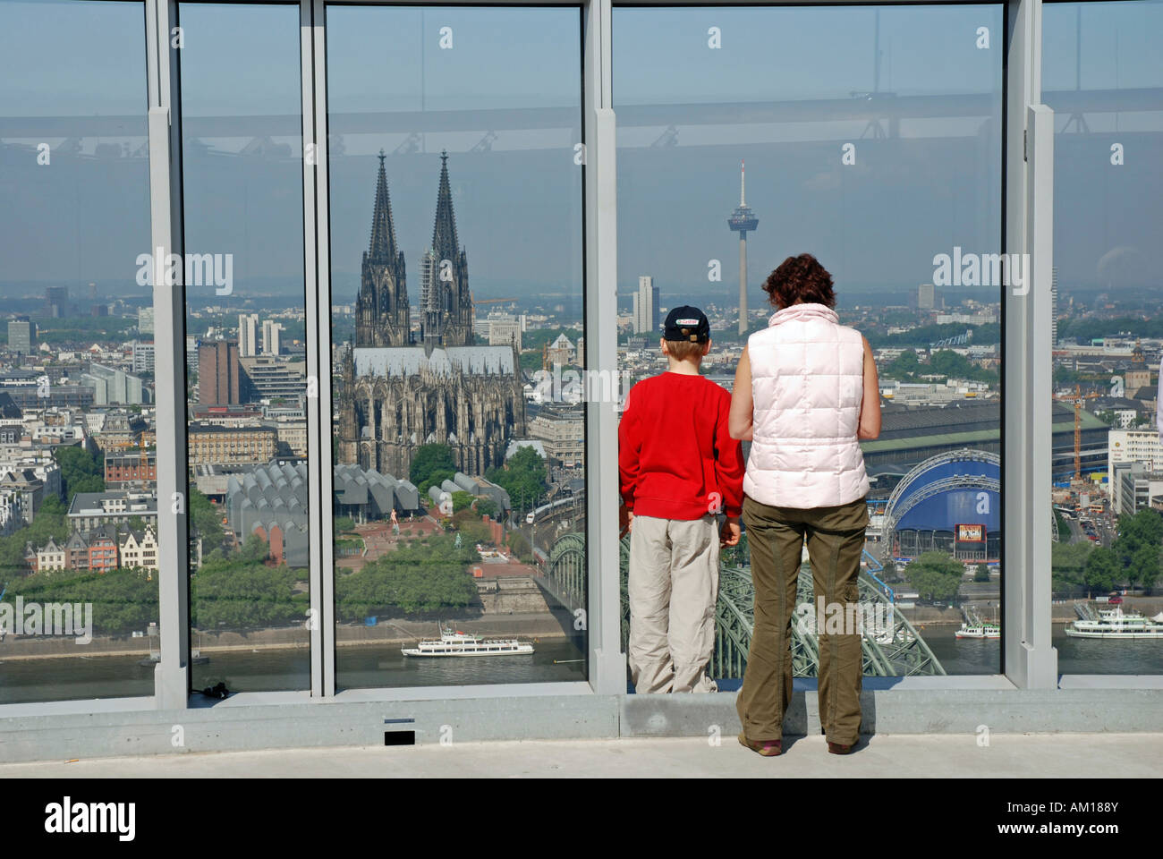 Vista dalla Torre LVR per la città vecchia e la Cattedrale di Colonia, nella Renania settentrionale-Vestfalia, Germania Foto Stock