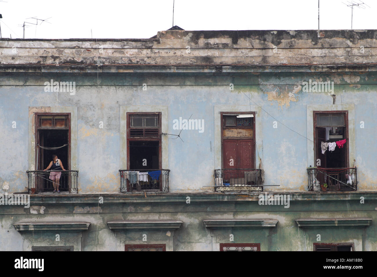 Donna in piedi sul balcone Havana Cuba Foto Stock