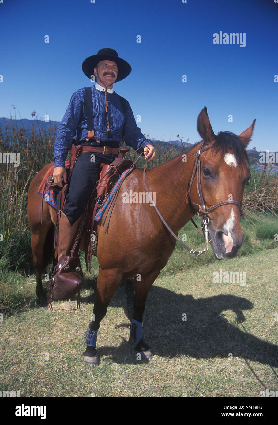 Partecipante a cavallo durante la rievocazione del Cowboy Lake Casitas Ojai CA Foto Stock
