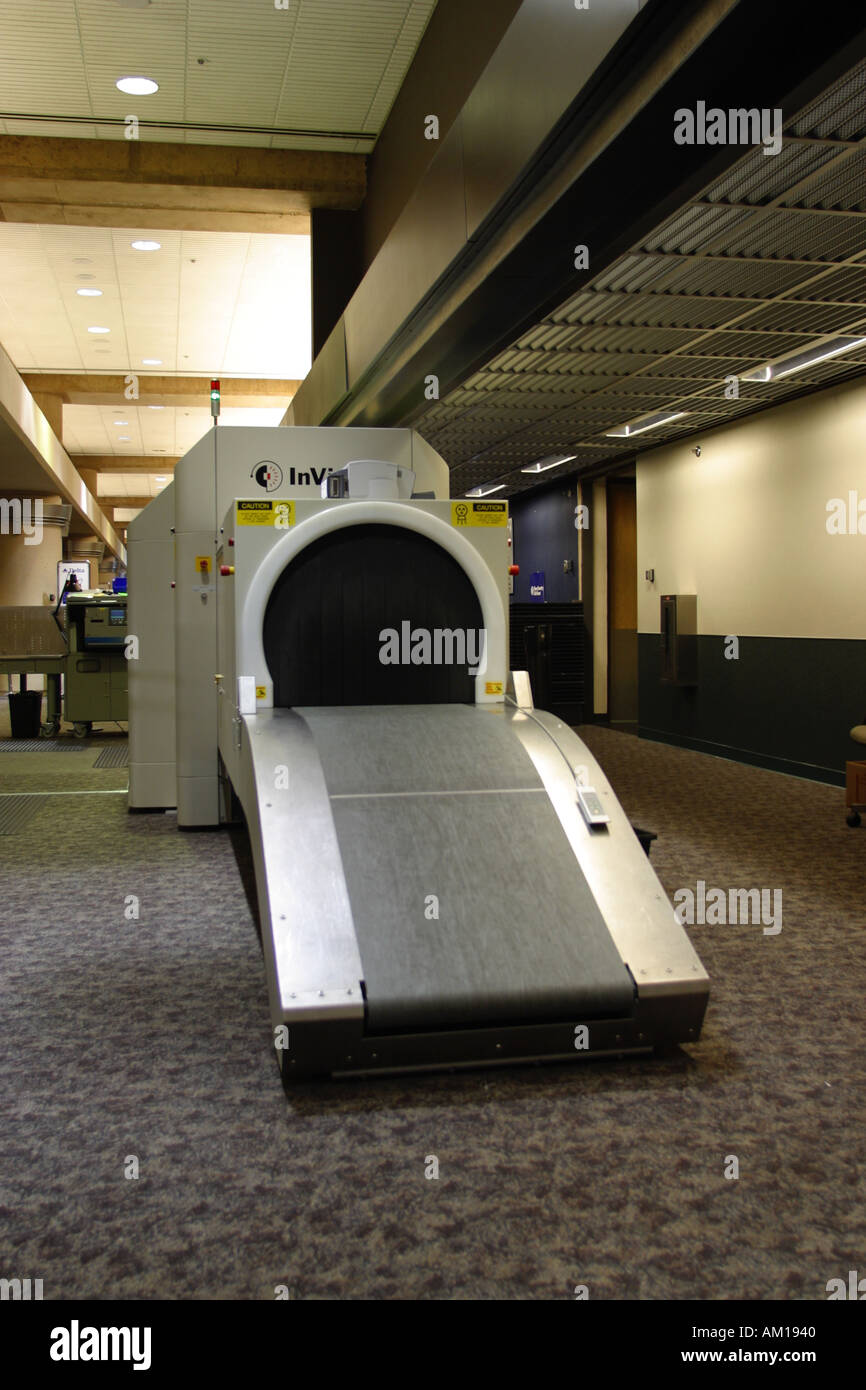 Nuova scansione Cat bagaglio attrezzatura di ispezione obbligatoria in tutti gli aeroporti americani l'Aeroporto Internazionale Sky Harbor di Phoenix AZ Foto Stock