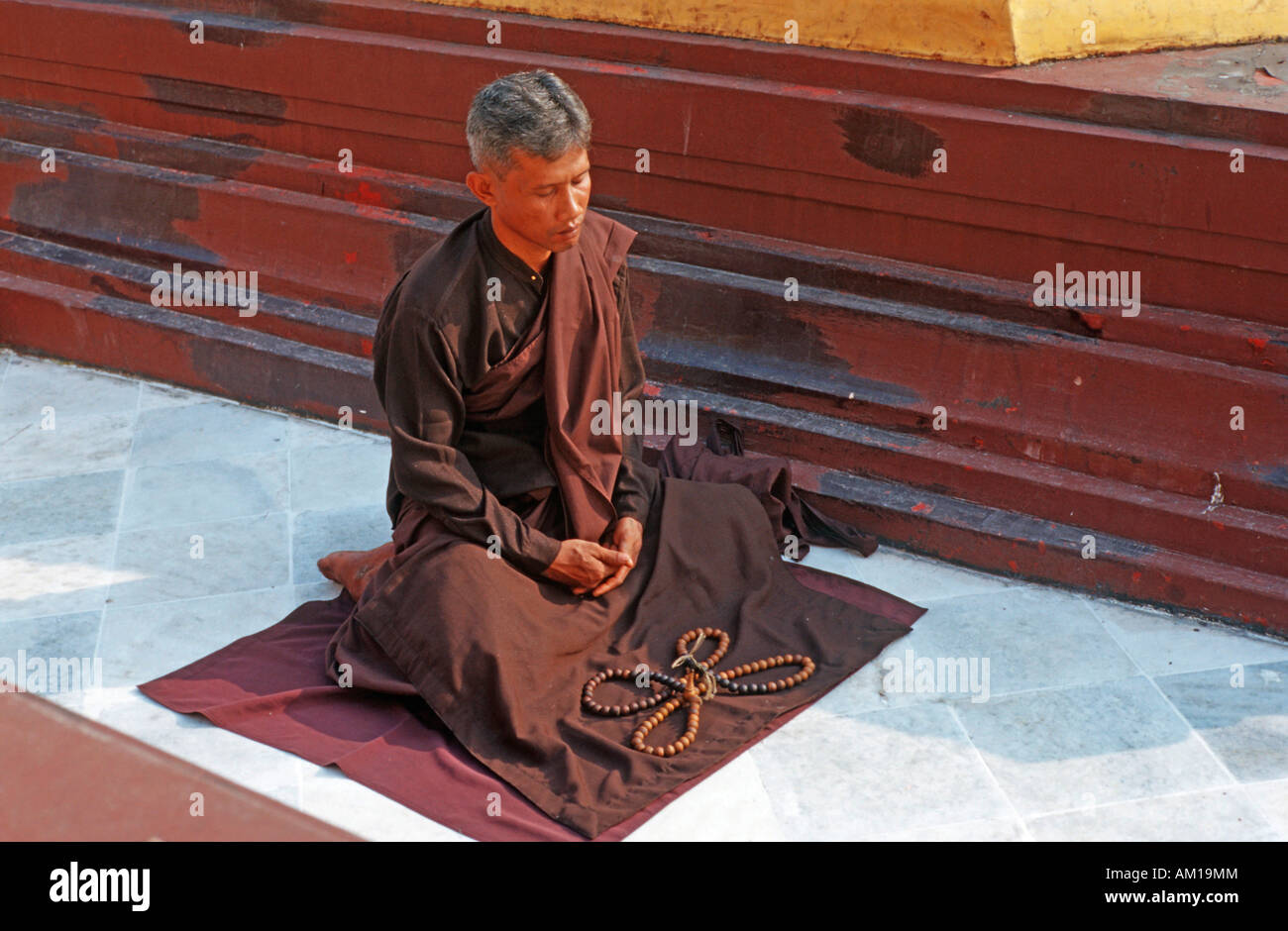 Meditando birmano nella Shwedagon pagoda Yangon, Birmania Foto Stock