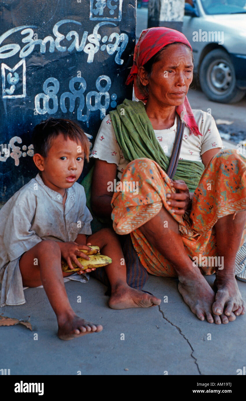 Senzatetto madre con bambino in Mandalay, Birmania, Asia Foto Stock