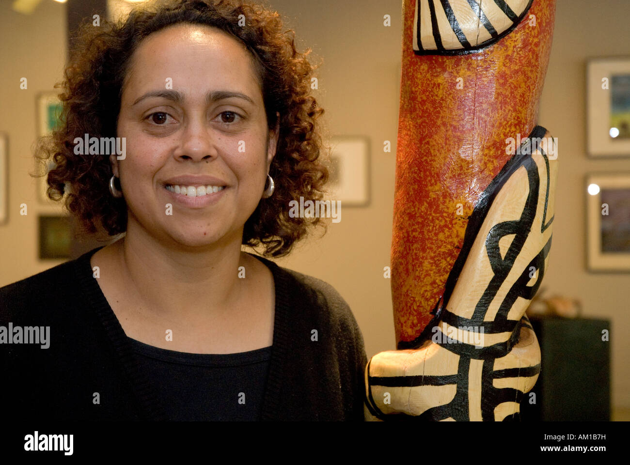 Sonja Hodge ha, Koorie Heritage Trust, con presto totem per artista Sandy Atkinson, Melbourne, Victoria, Australia Foto Stock