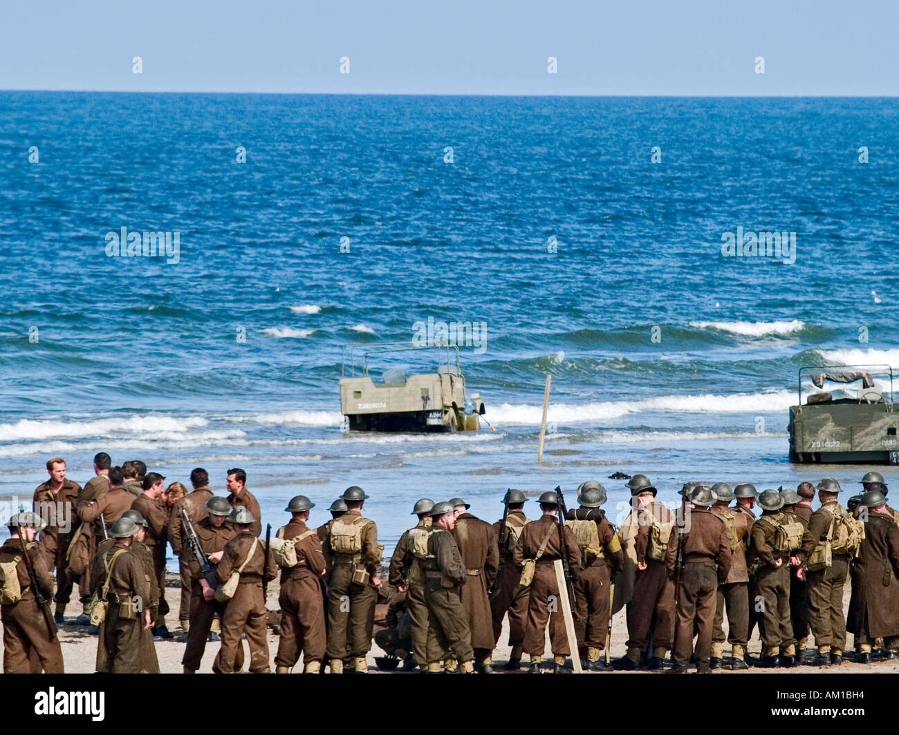 Extra film vestito come WW2 soldati sulla spiaggia di riprese di espiazione una storia basata sull'evacuazione di Dunkerque Foto Stock