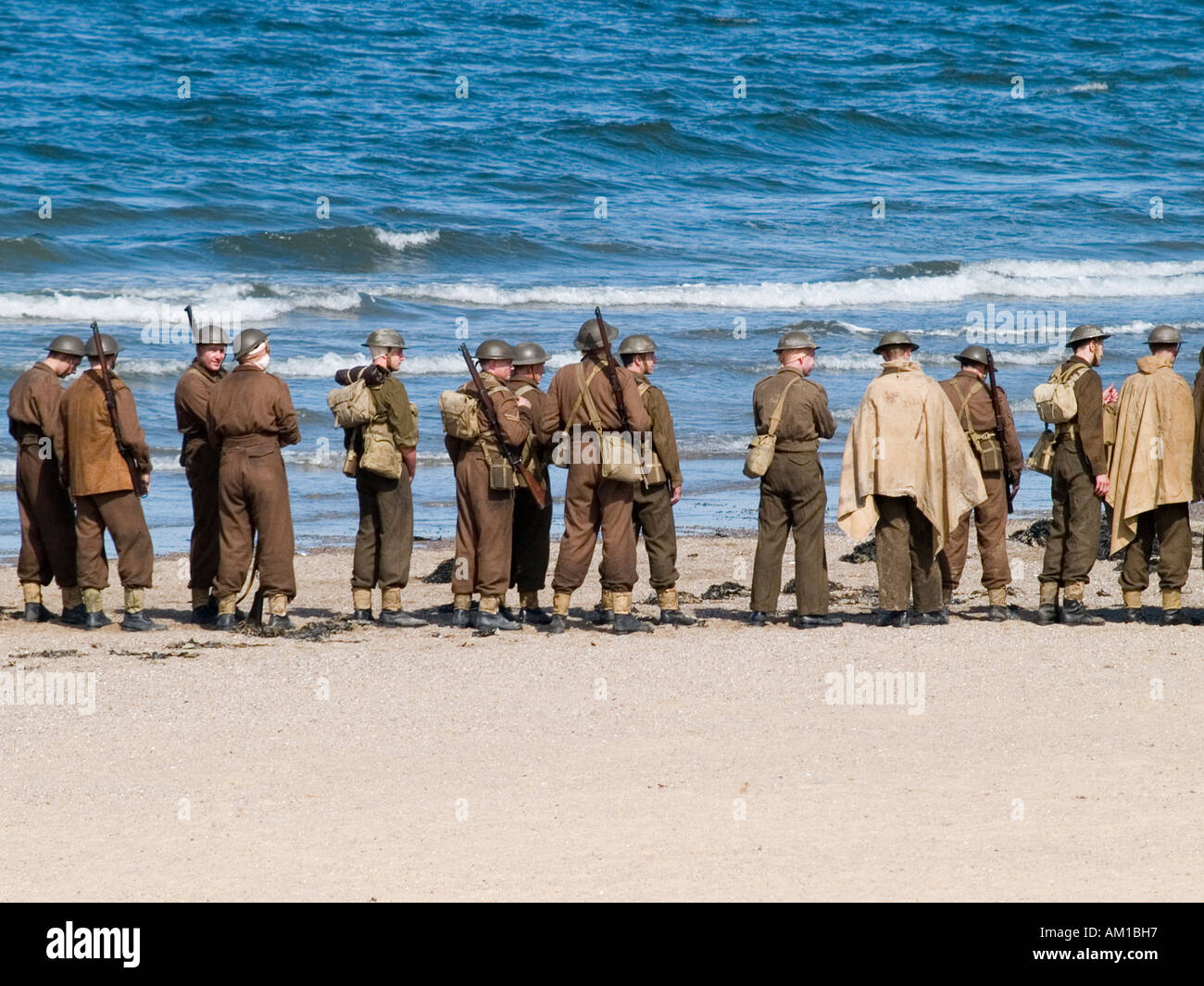 Extra film vestito come WW2 soldati sulla spiaggia di riprese di espiazione una storia basata sull'evacuazione di Dunkerque Foto Stock