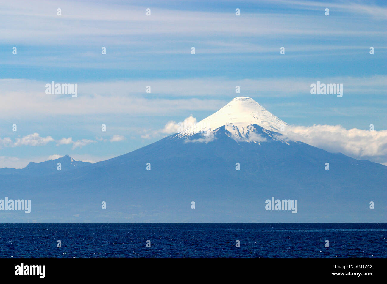 Vista del vulcano Osorno dal Cile Frutillar 2652m Foto Stock