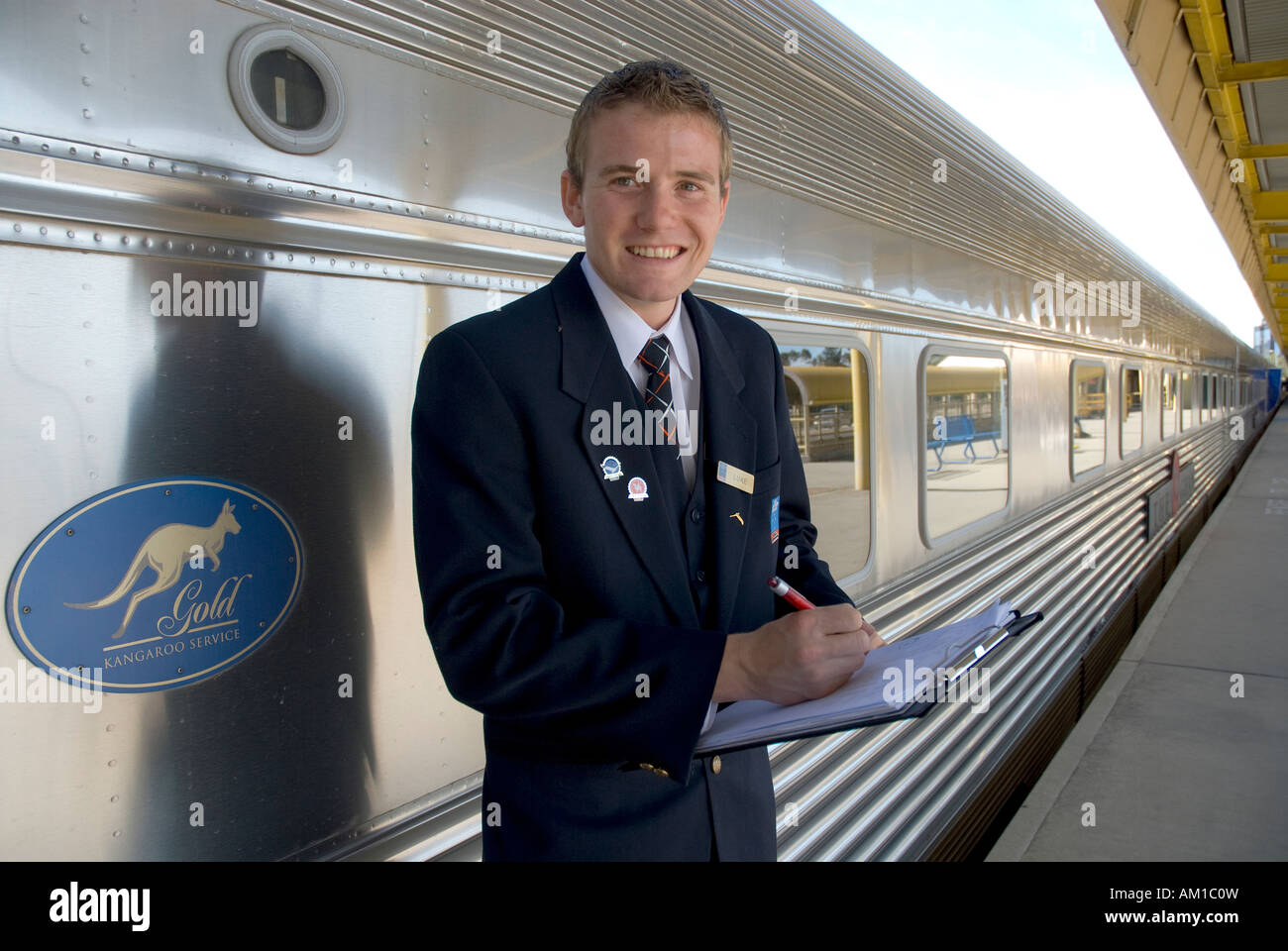 Il conduttore del treno Ghan in attesa per i passeggeri nella stazione di Adelaide, South Australia, Australia Foto Stock