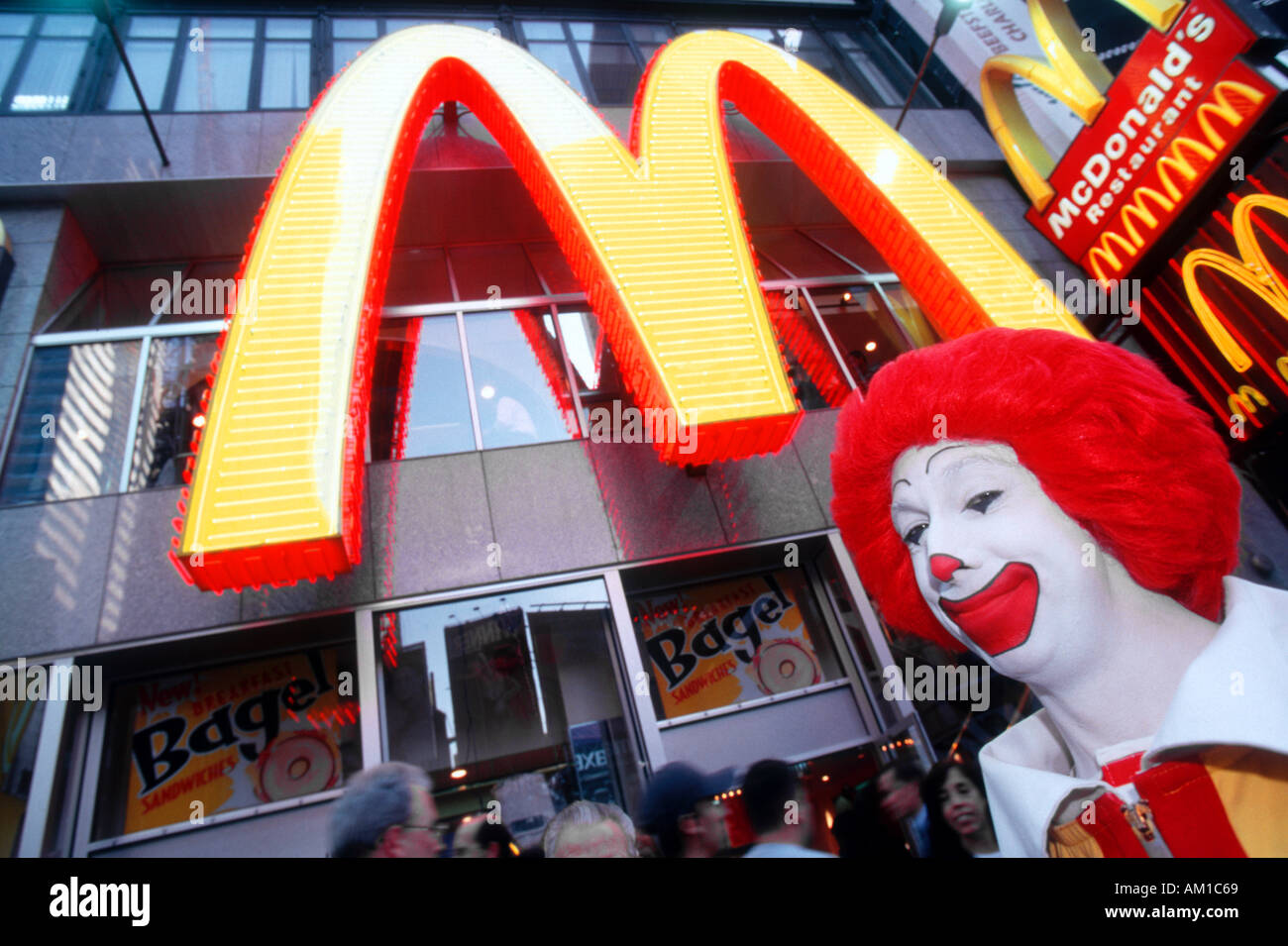 Ronald McDonald pone di fronte a Times Square McDonald s Restaurant Richard B Levine Foto Stock