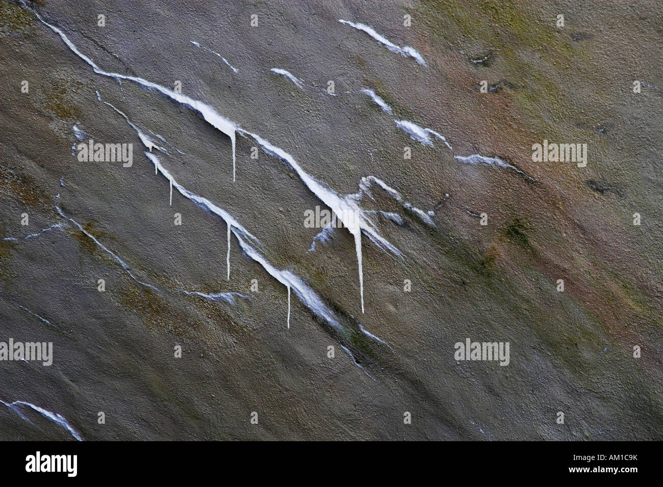 Eliminazioni di calce su un soffitto del tunnel Foto Stock