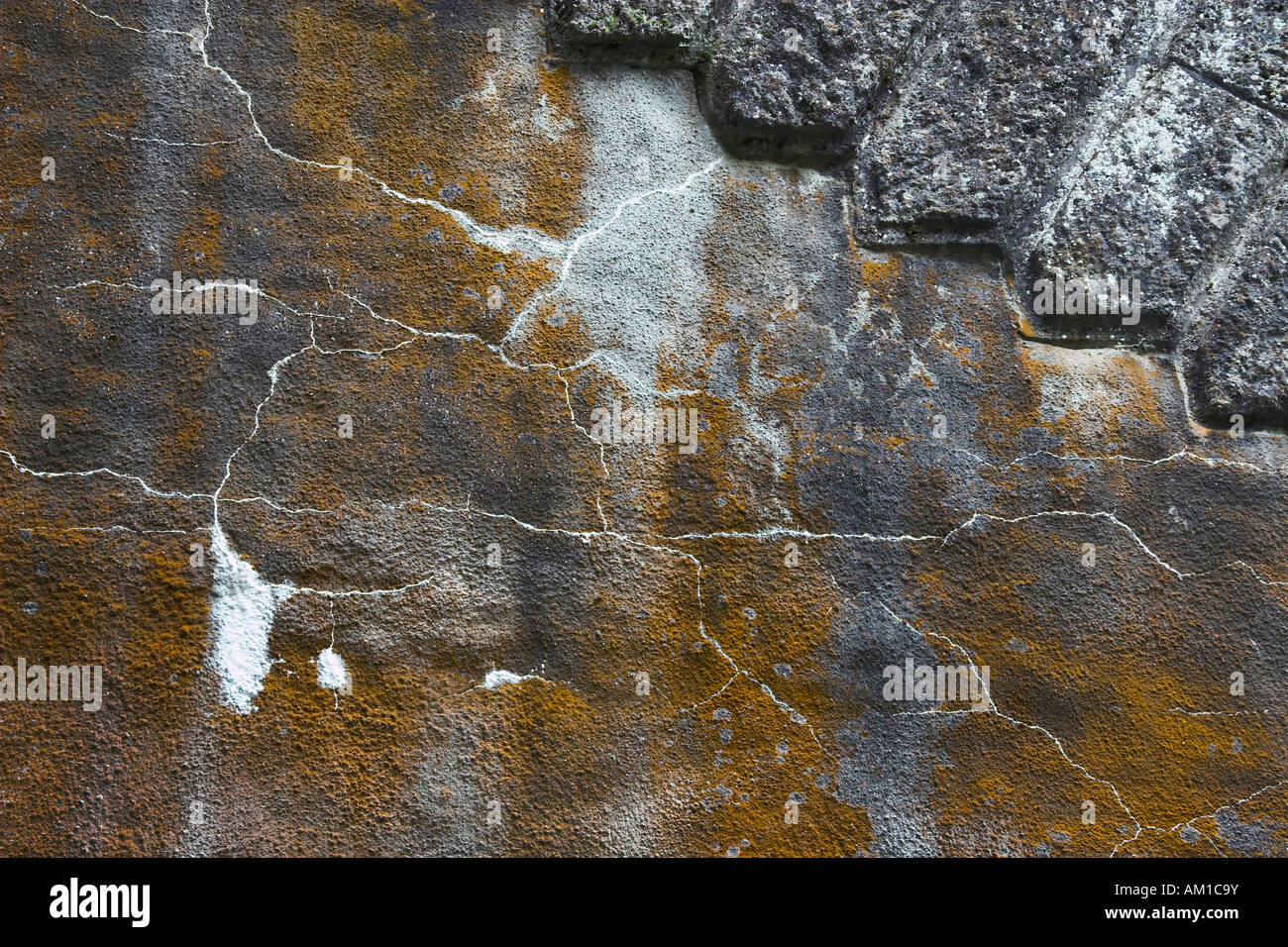 Eliminazioni di calce sulla parete di un tunnel Foto Stock