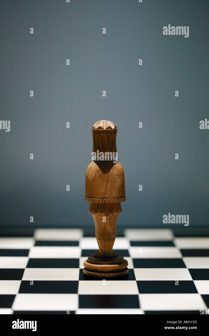 Pezzo degli scacchi re indietro permanente sulla scacchiera Foto Stock