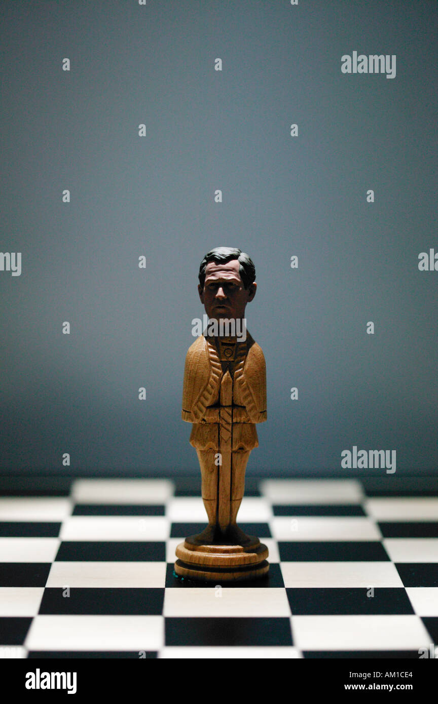 Immagine concettuale del pezzo degli scacchi re con George W Bush s testa permanente sulla scacchiera politica Foto Stock
