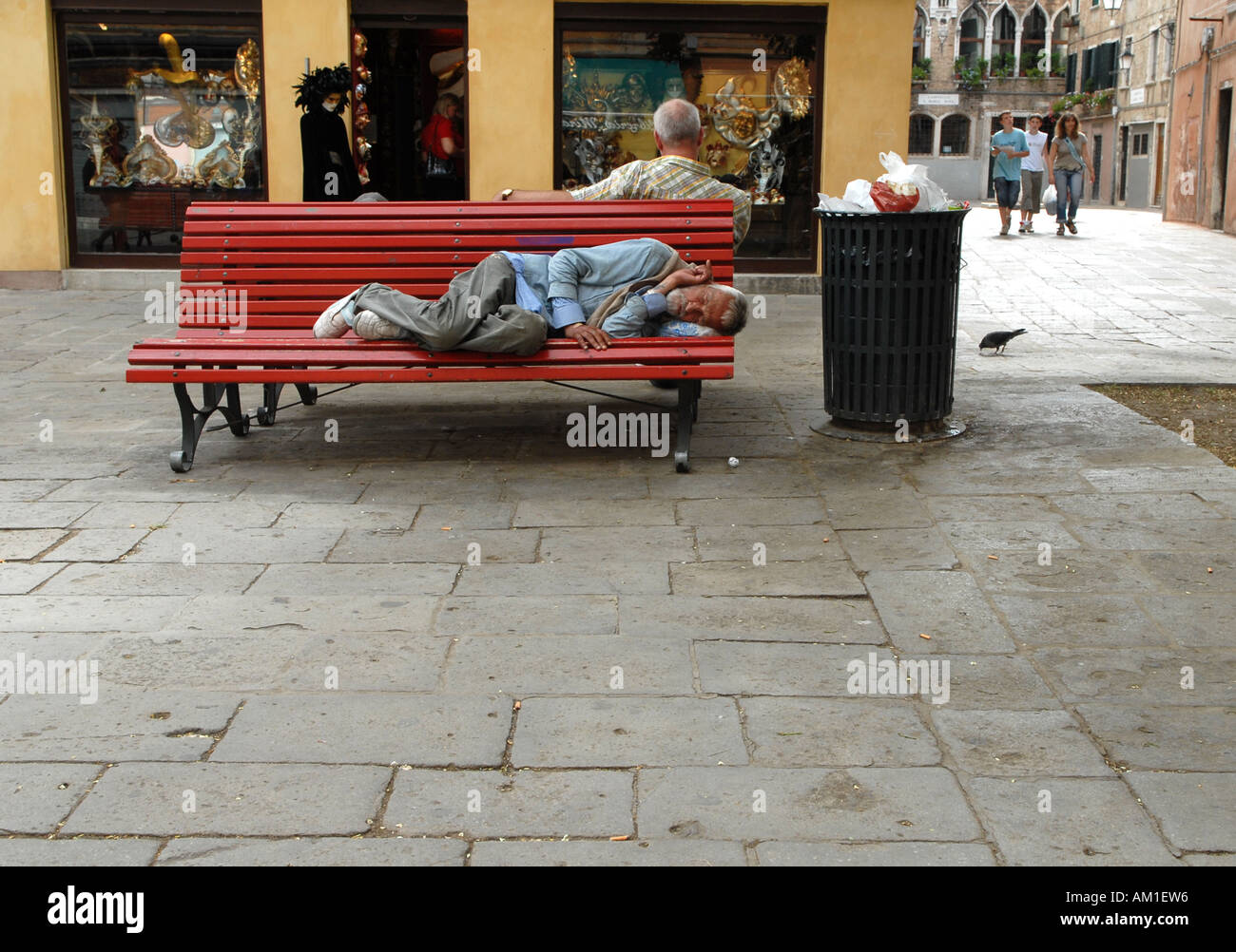 Addormentato su un banco a Venezia Foto Stock