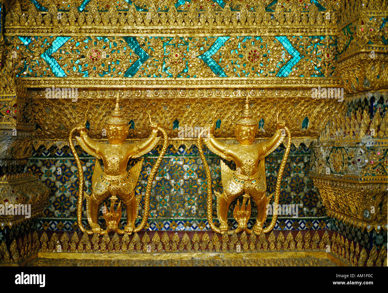 Gran Palazzo Reale di Bangkok - Thailandia - 112 garudas, bestie mitiche : metà uomo e metà uccello- encircl al Grand Palace di Bangkok Foto Stock