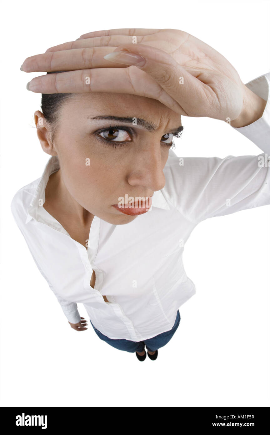 Donna con la mano sulla sua fronte. Realizzata con un obiettivo fisheye. Foto Stock