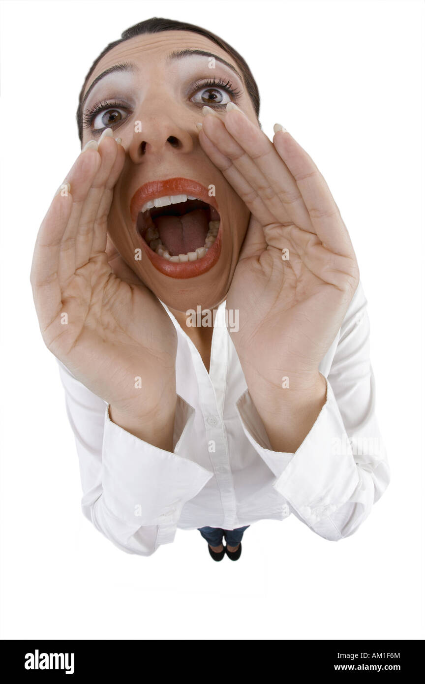 Una donna sta gridando nella lente fisheye. Foto Stock