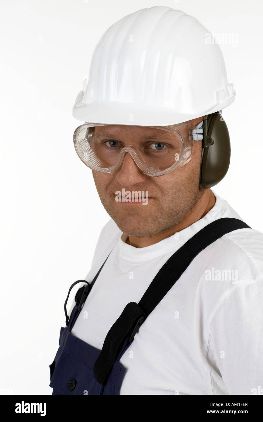 Artigiano con occhiali protettivi e una protezione per le orecchie e casco Foto Stock