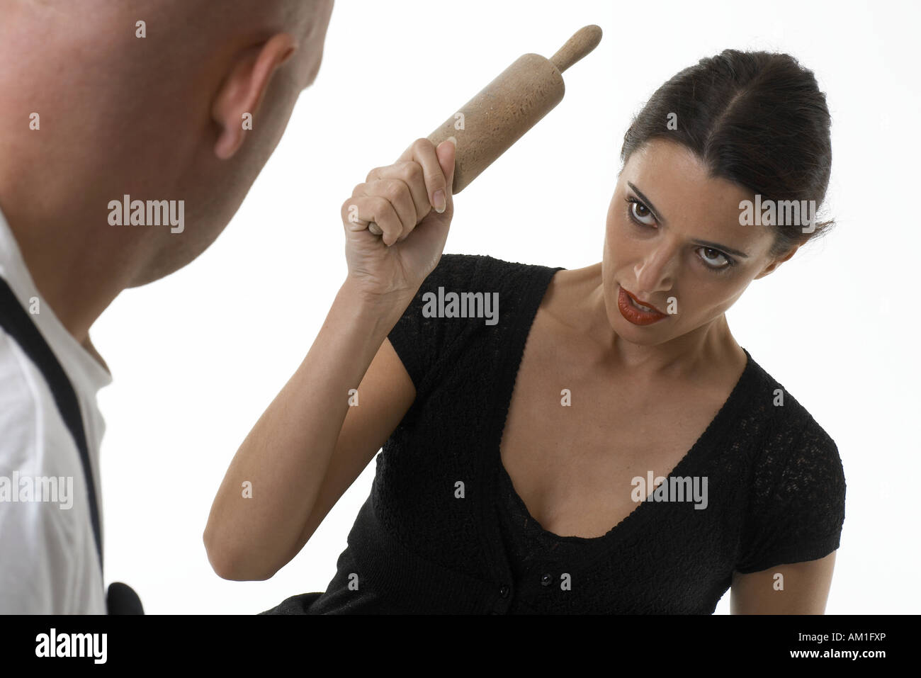 La donna è minacciare un uomo con un mattarello Foto Stock