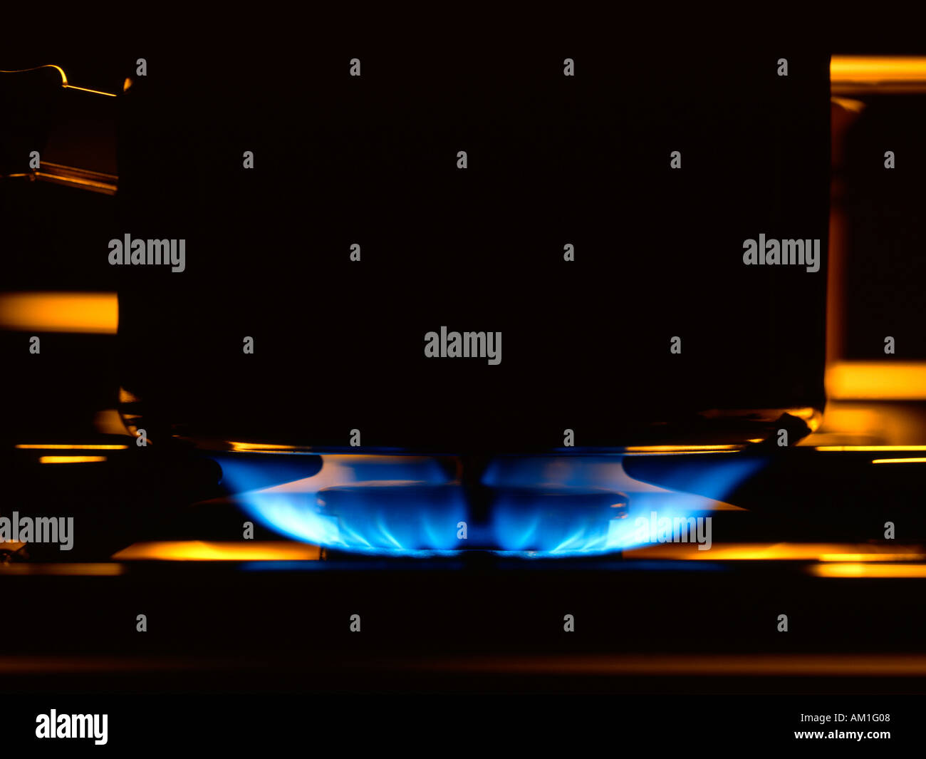 Fiamma a gas su di un piano di cottura della cucina Foto Stock